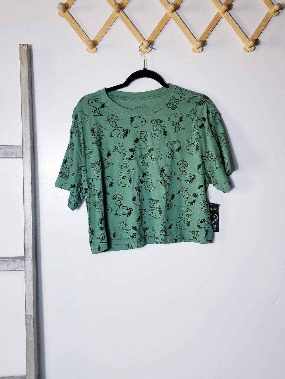 NWT PEANUTS WOMEN'S SNOOPY GRAPHIC CROPPED TEE SIZE XL